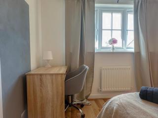 Perfect Booking 3 Bed Home in Central Bracknell - 3