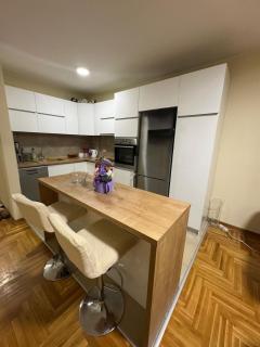 Large 2BR Apartment - 6 Guests - 4
