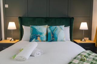 Luke Stays - Grace Street - 9