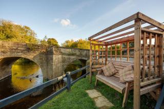 Riverside, Family Friendly Home on the River Derwent with Hot Tub, 10 guests - 1