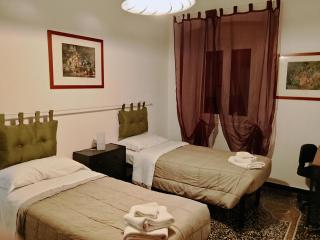 WOW HOME 2 - 175 mq - posteggio privato - davanti porto traghetti - fino a 10 posti letto - balcone - 8