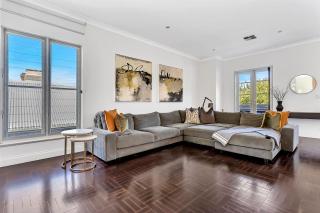 Wow! Luxury, City Fringe, 3BR, Garage, 2 mins Oval - 1