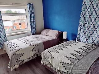 Sherlock's House --Melbourne 4 BR sleep 9 Privat parking x 3 vans Super WiFi Enclose rear garden Contractors Family with children Relocators Long stay Dogs welcome Close to Alton tower Twycross Zoo - 9