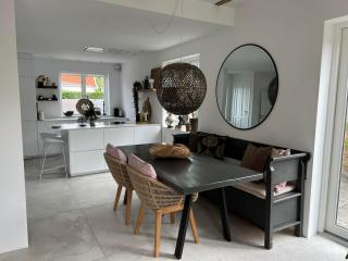 Stylish House Close to The Ocean And Airport - 9