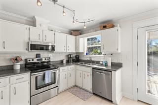 Laguna Breeze! Dog-Friendly 4BR Beach Escape for 8 with Coastal Charm! - 6