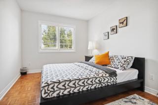 The cozy corner house in the Richmond Hill - 2