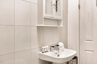 Modern 2-Bed, 1-Bath House in Nottingham - 7