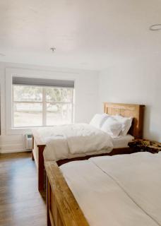 Hotel Henry Cafe and Bar - 2