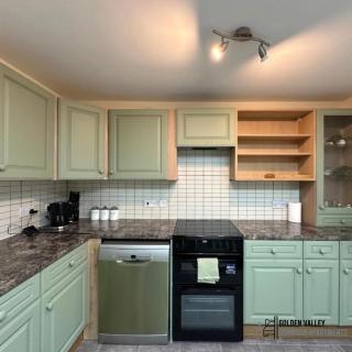 Modern & Spacious Flat with Balcony Views - 2