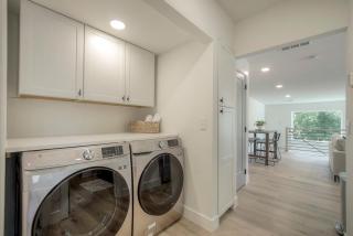 Sunflower Suite Modern Loft with Skyline Views - 8