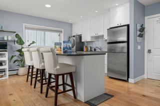 Bright and Open Coziness. 10 minutes to Stampede - 8