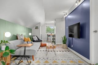 Mid Century Zen Suite. 1 BR. Near DT, C-train. - 9