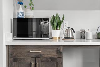 Scarlett Manor | Mid Century Zen Suite. 1 BR. Near DT, C-train. - 1