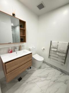 Fresh and Modern 1BR Stay in Manchester - 2