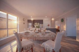 Spacious 5BR Family Home in Park Ridge - 0