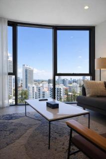 Modern 2BR Coastal Stay in Broadbeach with Pool - 7