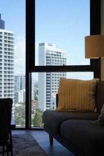 Modern 2BR Coastal Stay in Broadbeach with Pool - 1
