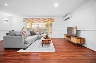 Modern 4B Family-Friendly Home in Robertson QLD - 5