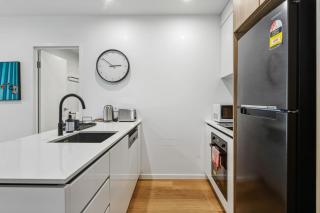 Chic 1BR Beachside Apartment in GC with Pool and Gym - 1