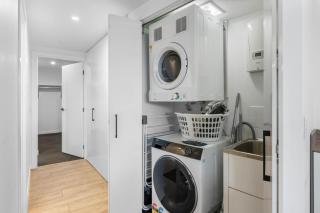 Modern 3BR Apartment near UQ, St Lucia - 1