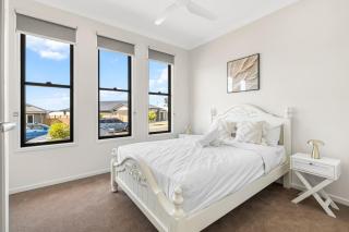 Modern 4BR Family Home in Peaceful Park Ridge - 4