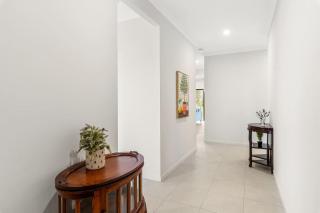 Modern 4BR Family Home in Peaceful Park Ridge - 2