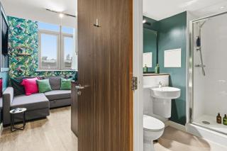 #115 ModernCity Escape Central Apartment- 10 mins to Royal Albert Dock Liverpool- Sleeps 4 - "Perfect for contractors and Families " - 2