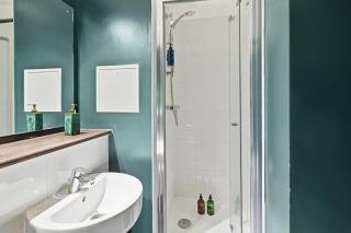 #115 ModernCity Escape Central Apartment- 10 mins to Royal Albert Dock Liverpool- Sleeps 4 - "Perfect for contractors and Families " - 1