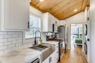 Fire Pit, Deck! Modern Tiny Home in Piney Woods - 7