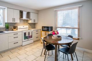 Spacious & Cozy in the Heart of Town - 8