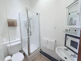 Barbican 1 Double Bed Accommodates 4 Fast WiFi - 3