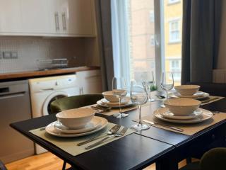 Barbican 1 Double Bed Accommodates 4 Fast WiFi - 2