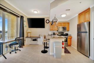 Sunsets Waterview Balcony King Bed & Heated Pool - 3