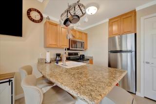 Sunsets Waterview Balcony King Bed & Heated Pool - 3