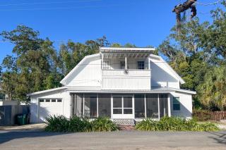 St Marys Chic Porch Living and Total Walkability! - 7