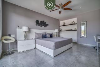 Centric 2BR Condo- Balcony - Rooftop Pool - 6