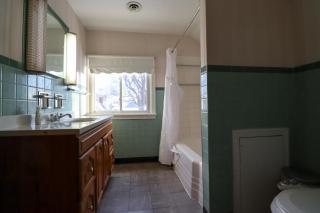 Spacious 6-bedroom house in charming Niagara Falls with AC - 2