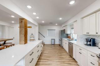 4BR Waterfront Home with Pier, Dog-Friendly - 4