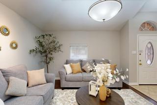 4 BR Spacious Modern Home with Game Room and WiFi - 6