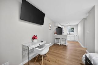 Stadium District Studio-King Bed-Walk to it all! - 8