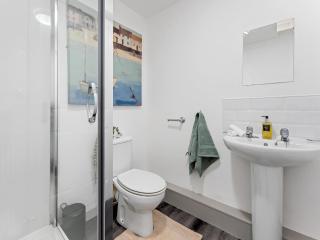 Modern 2-Bedroom Apartment with Free Parking in Warrington - 4