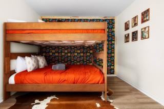 Luxury, Fire Pit Sleeps 15 + Gameroom + Formula 1 - Holiday Home - 5