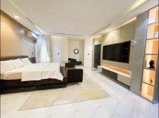 3Bedroom WiFi 247 Power in Lekki Smart Tv - 9