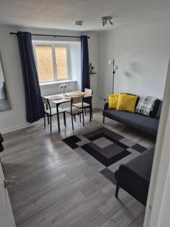 Bright 2 Bedroom Apartment, Close to Uni, Free Parking, Fast Wi-Fi - 3
