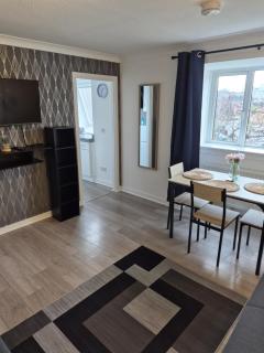 Cozy 2BDR Apartment Close to Edinburgh City Free Parking Fast Wi-fi - 4