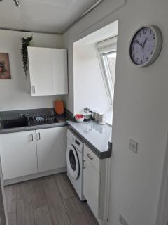 Cozy 2BDR Apartment Close to Edinburgh City Free Parking Fast Wi-fi - 9