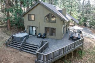 Shaver Escape Hot Tub Cabin Retreat with AC - 3