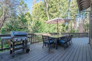 Shaver Escape Hot Tub Cabin Retreat with AC - 9