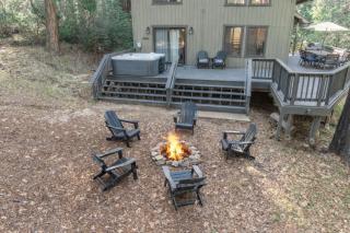 Shaver Escape Hot Tub Cabin Retreat with AC - 5