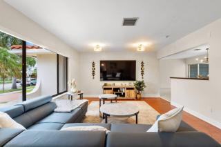 • Coastal Retreat w Pool near Hollywood Beach • - 4